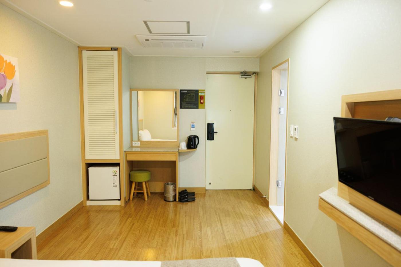 Отель Jeju Robero Экстерьер фото