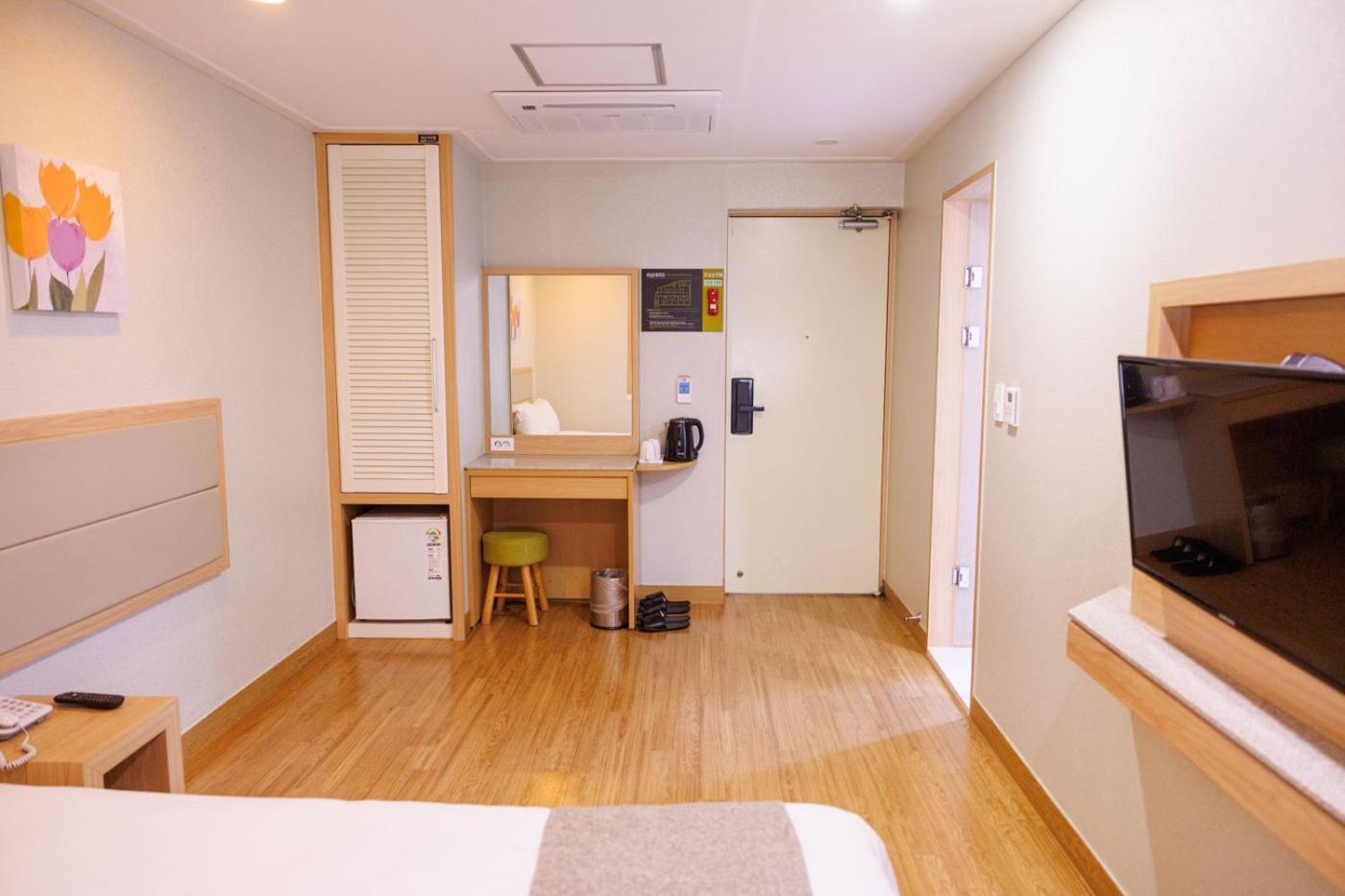 Отель Jeju Robero Экстерьер фото
