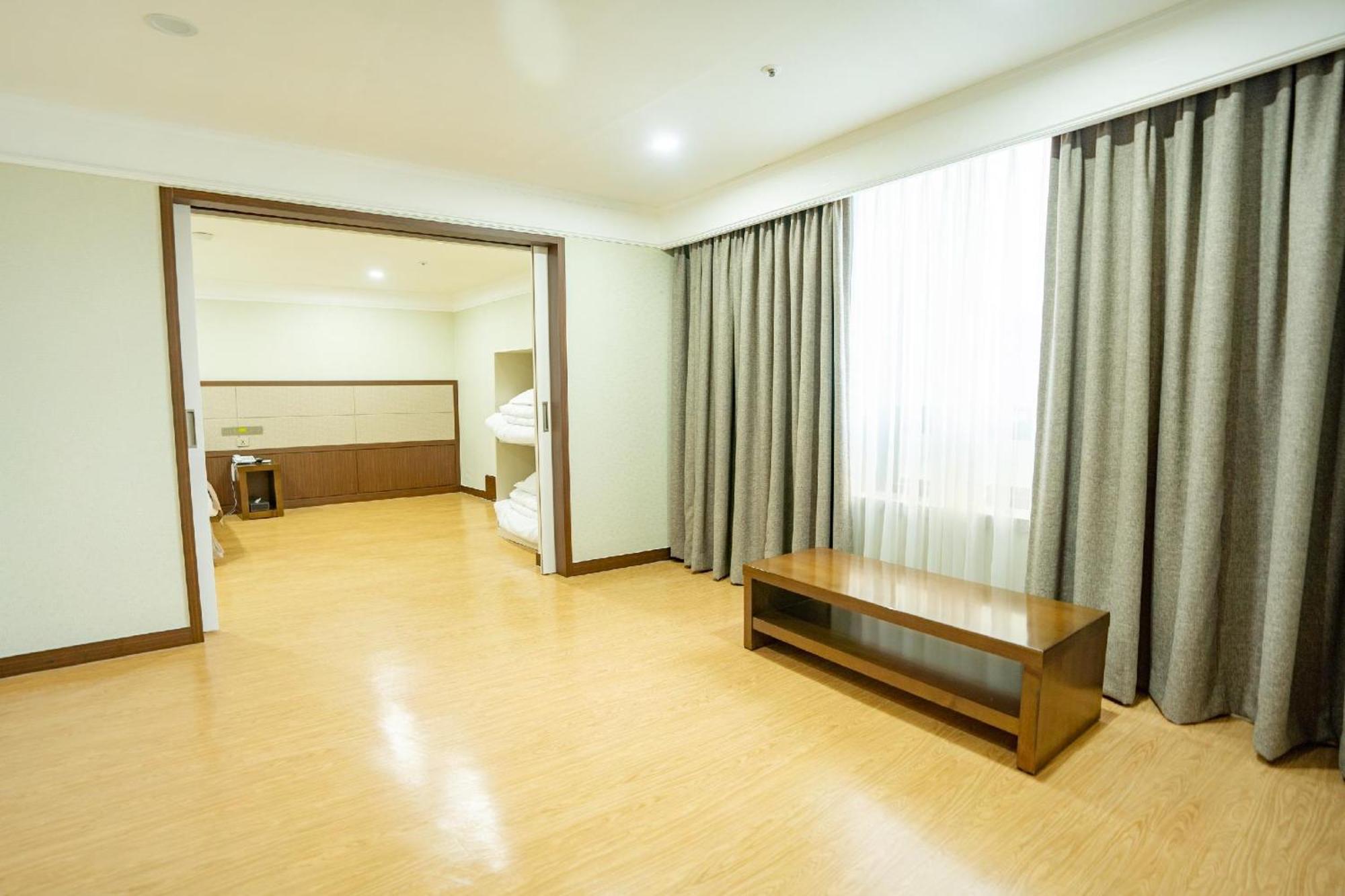 Отель Jeju Robero Экстерьер фото